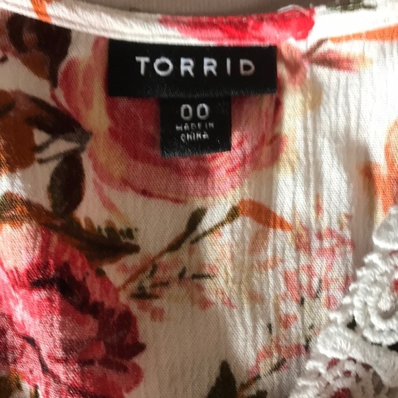 Torrid women’s floral blouse size 00 flutter sleeves V-neck with tassel - Picture 6 of 8